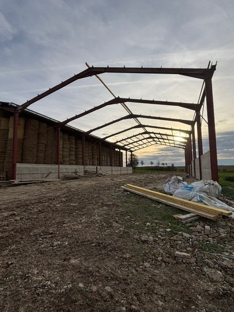 Charpente portique en cours de montage